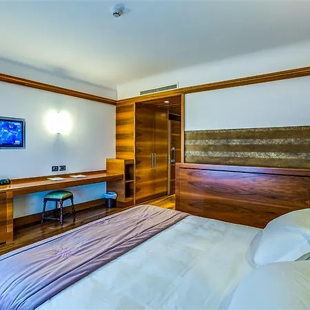 Hotell Valle Di & 4*