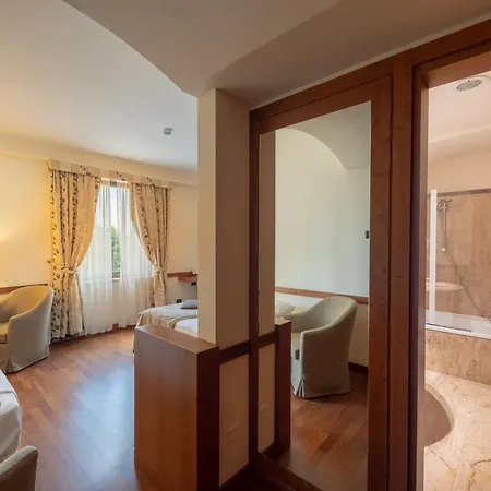 Hotell Valle Di & 4*